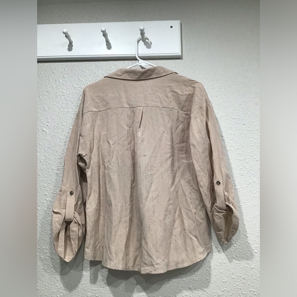 Mine Women’s Roll Tab Blouse M Beige Textured Split Neck Pockets Casual Work Top - Picture 6 of 6